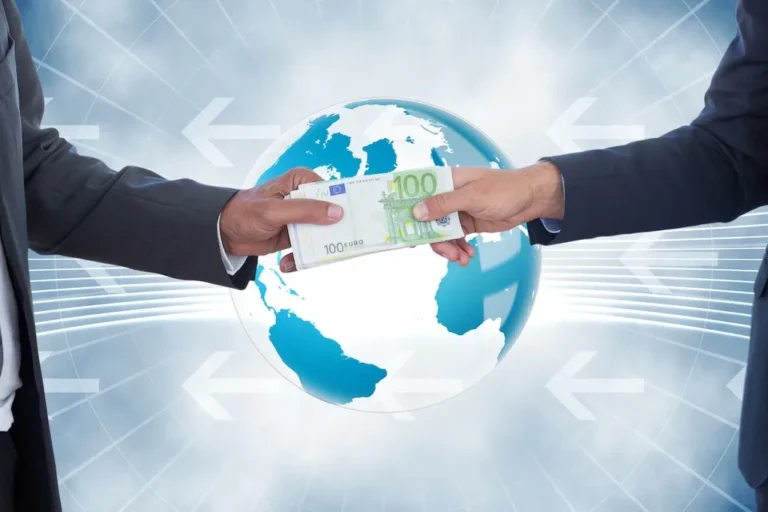 manos entregando dinero en transferencia internacional