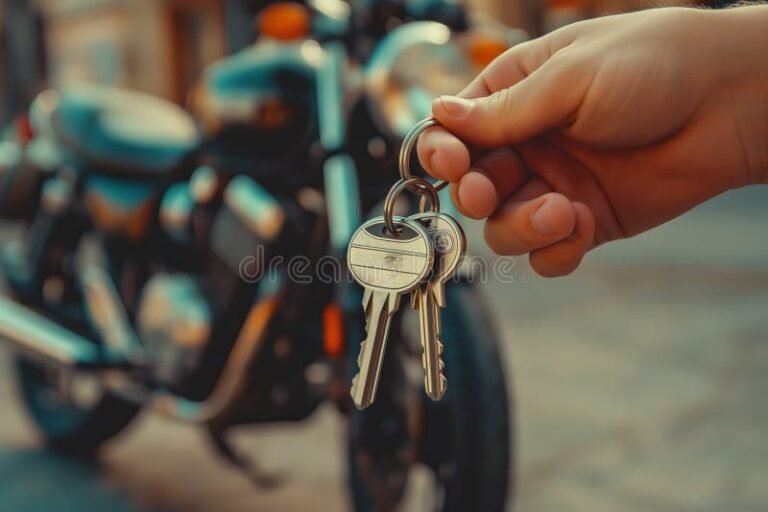 manos entregando llaves de motocicleta nueva