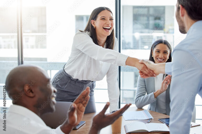 Cómo Saber Si Una Persona Trabaja En Una Empresa De Forma Legal 7 manos estrechandose en oficina profesional