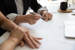manos firmando documentos bancarios juntos