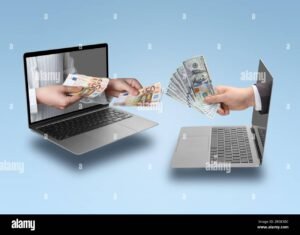 manos intercambiando dinero con computadoras