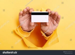 manos rompiendo tarjeta de credito naranja