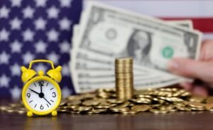 manos sosteniendo billetes con reloj economico