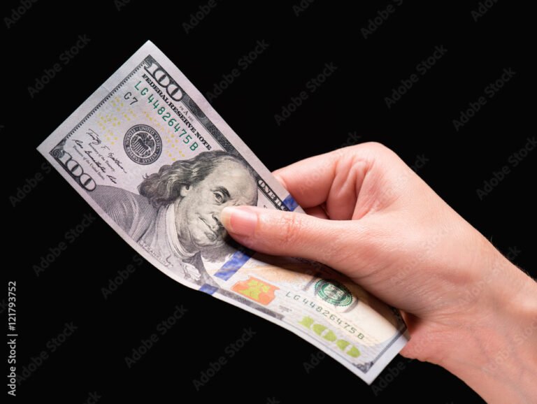 manos sosteniendo billetes de dolares us