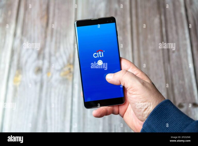 manos sosteniendo celular con app bancaria abierta