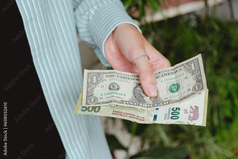 manos sosteniendo factura y dinero argentino