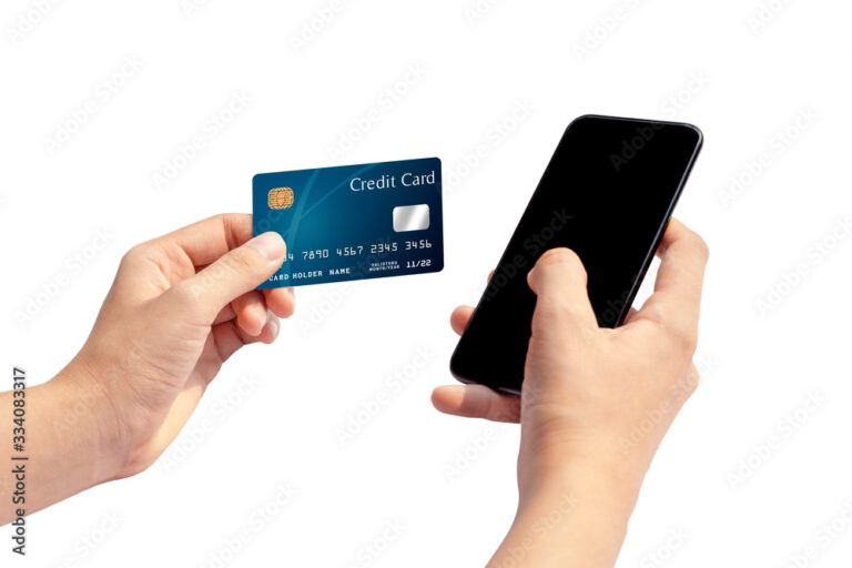 manos sosteniendo tarjeta bancaria y smartphone 1