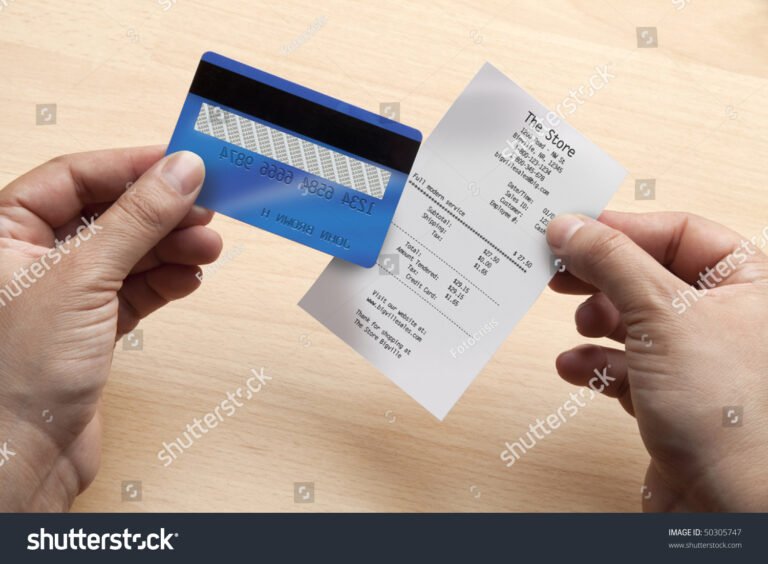 Cómo puedo solucionar si pagué dos veces mi tarjeta de crédito Visa 38 manos sosteniendo tarjeta de credito y recibos