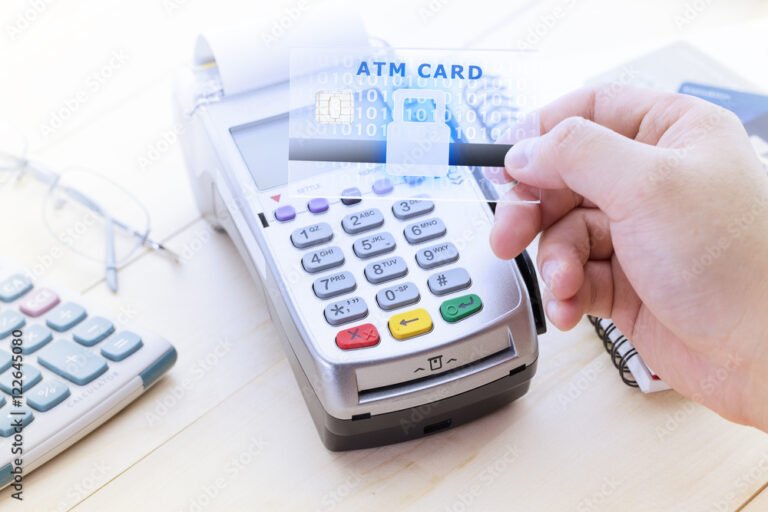 manos sosteniendo tarjeta visa y calculadora