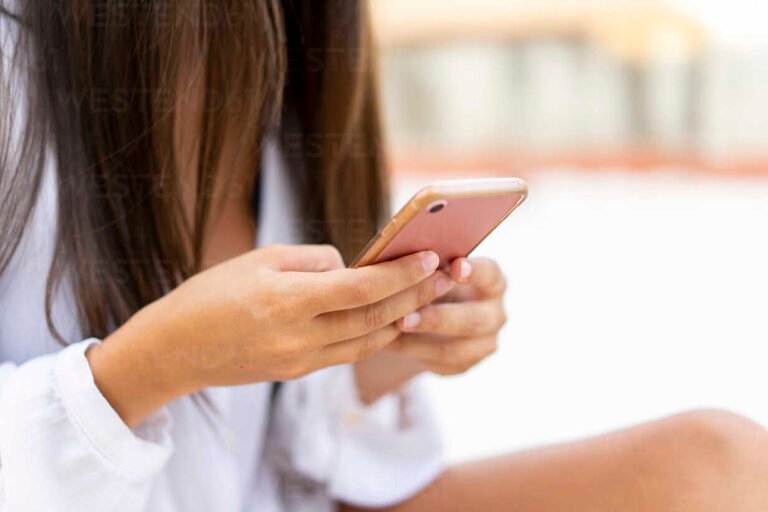 manos sosteniendo telefono movil cerrado