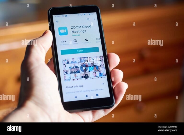 manos sosteniendo telefono movil en argentina