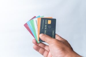 manos sosteniendo varias tarjetas de credito