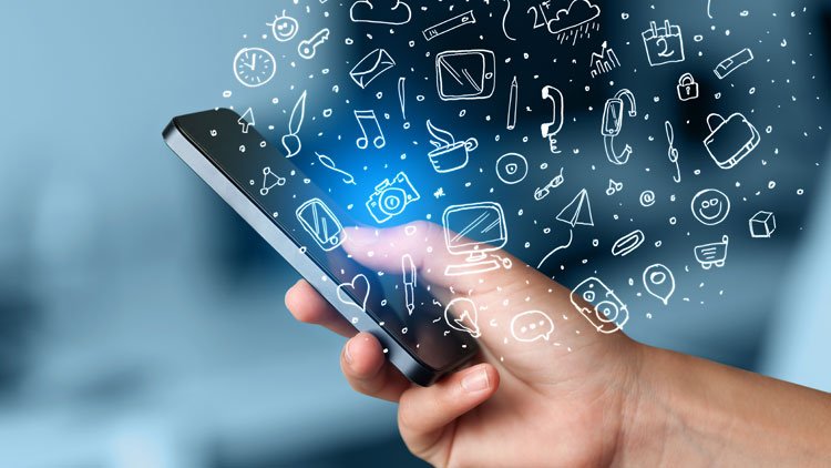 Cómo Transferir Dinero a PayPal Desde una Cuenta Bancaria Fácilmente 18 manos usando smartphone con app bancaria abierta