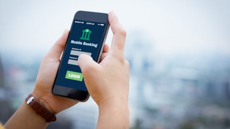 manos usando telefono para banca movil