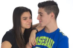 miradas complices entre dos personas sonrientes