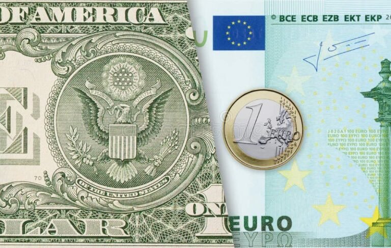 Conviene ahorrar en dólares o euros para proteger tus ahorros 12 monedas de dolar y euro juntas