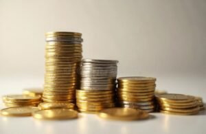 monedas de oro argentinas sobre fondo neutro