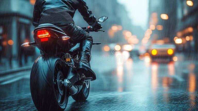 moto moderna circulando por ciudad urbana