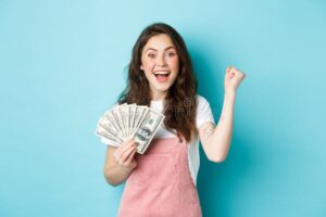 mujer sonriente recibiendo dinero en efectivo