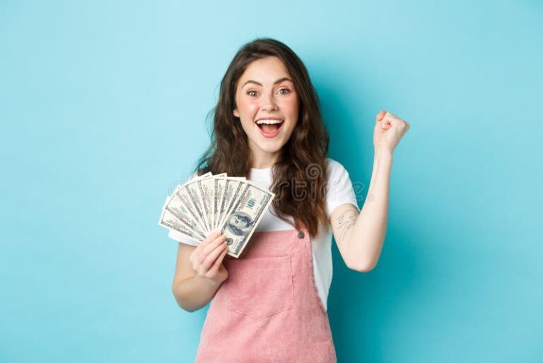 mujer sonriente recibiendo dinero en efectivo