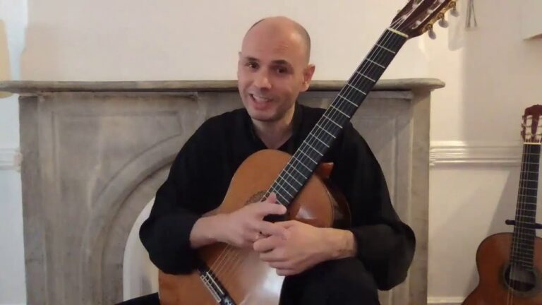 musico argentino tocando guitarra emotiva