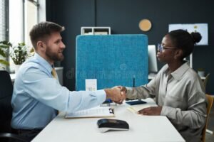 oficina bancaria con asesor financiero sonriente