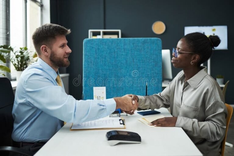 Cómo Solicitar un Crédito Millonario en San Luis 2 oficina bancaria con asesor financiero sonriente