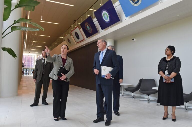 oficina de dni con gente atendiendo rapida