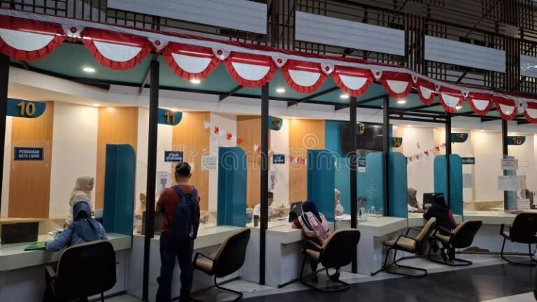 oficina de registro civil con filas de personas