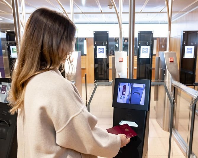 Cómo y Dónde Dar Aviso de Viaje para Tramitar una Visa 9 oficina de visas y pasaportes moderna