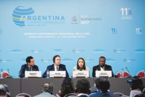 oficina migratoria argentina con trabajadores felices