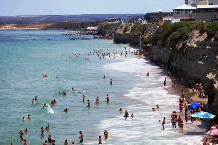 Qué es Lo de Antonio en Las Grutas y qué servicios ofrece 2 paisaje costero y servicios turisticos en las grutas