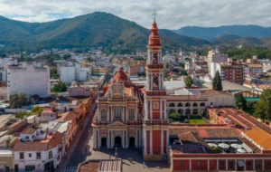 paisaje de montana y ciudad colonial salta