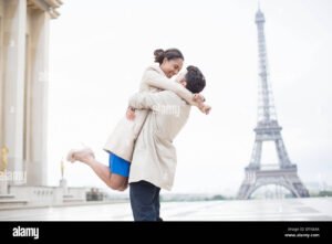 pareja abrazandose bajo la torre eiffel