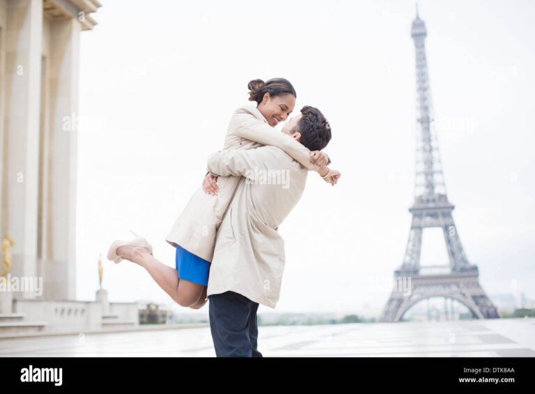Cómo Se Dice "Te Quiero" En Francés Y Cuándo Usarlo Correctamente 2 pareja abrazandose bajo la torre eiffel