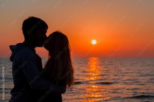 pareja abrazandose bajo un atardecer romantico