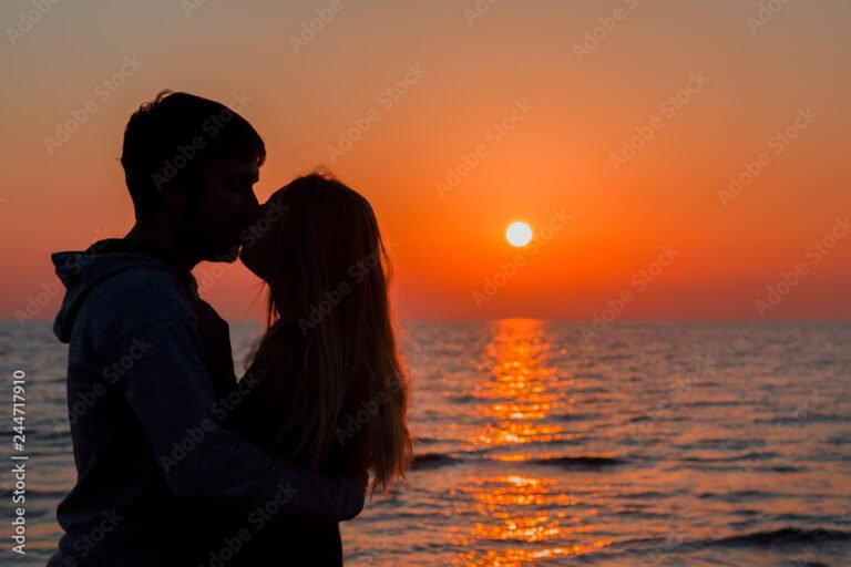 pareja abrazandose bajo un atardecer romantico