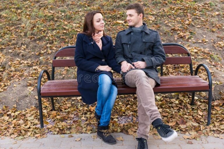 Cuáles Son Las Mejores Preguntas Para Conocer A Tu Pareja 9 pareja conversando en un parque sonriente