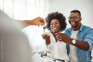 pareja feliz recibiendo las llaves casa nueva