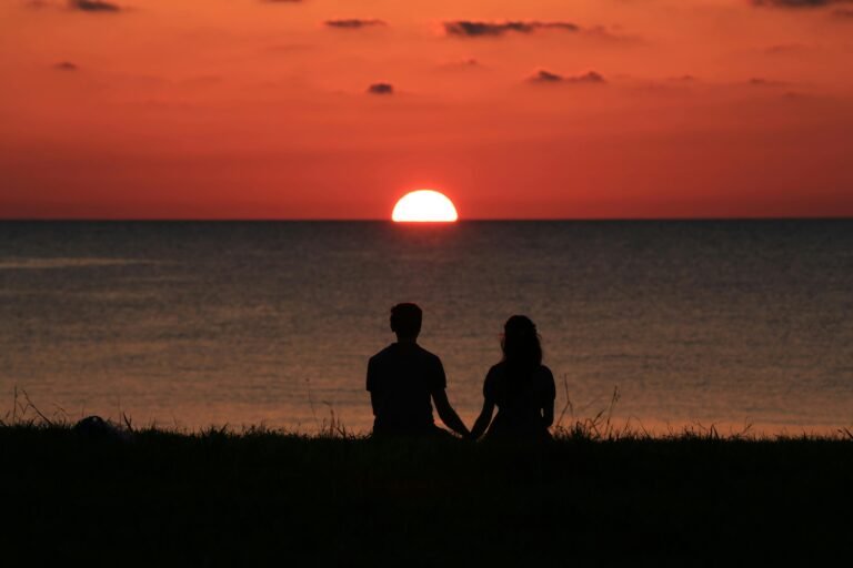 pareja mirando al horizonte con emociones