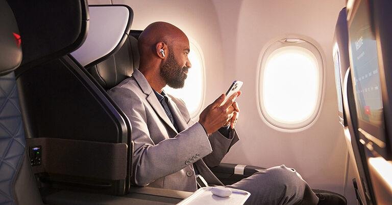 pasajero usando aplicacion movil de aerolinea