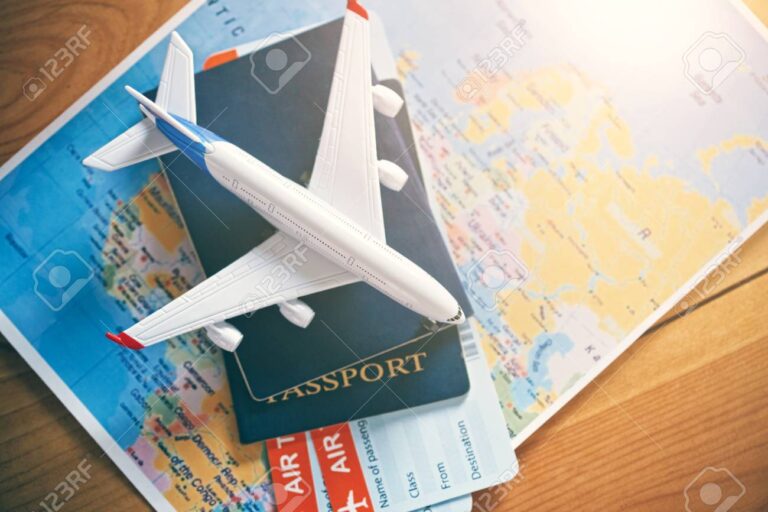 pasaporte y billete de avion sobre mapa mundial