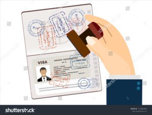 pasaporte y sello de visa en mano