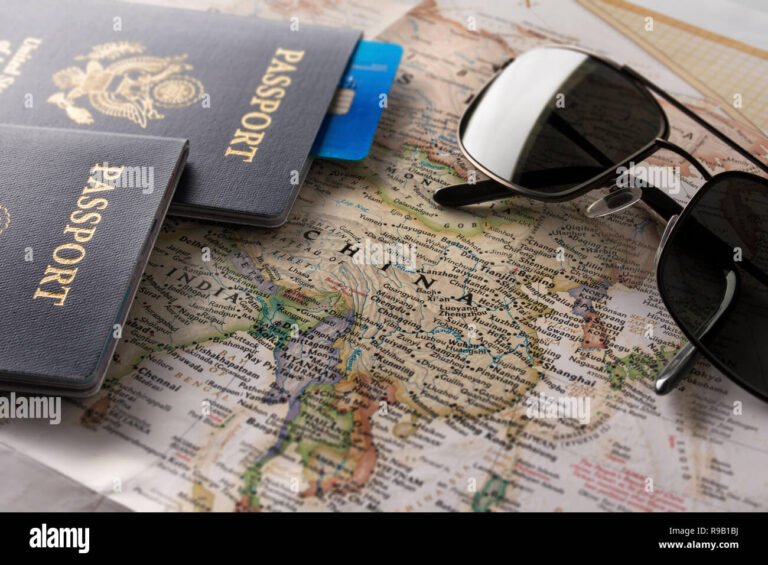 pasaporte y tarjeta de credito sobre mapa mundial