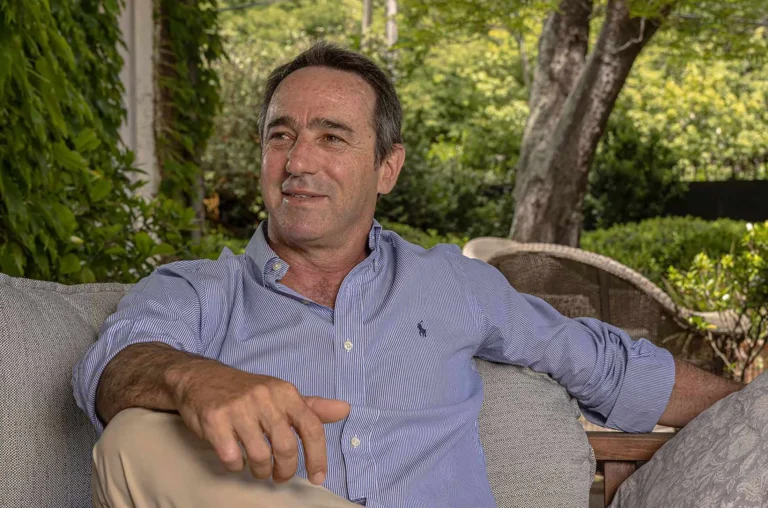 pequeno empresario argentino trabajando en emprendimiento