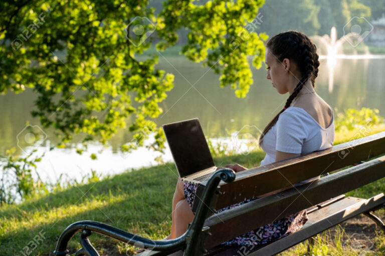 persona aprendiendo en computadora portatil outdoors