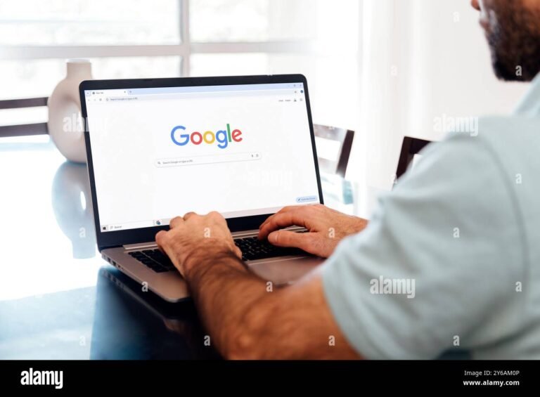 persona buscando informacion en computadora portatil