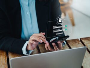 persona cambiando contrasena en dispositivo movil