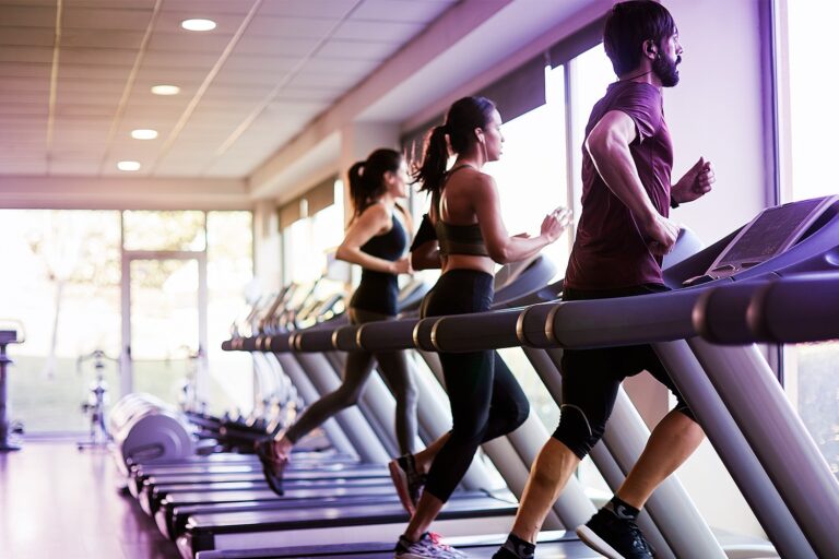 persona cancelando membresia en gimnasio argentino
