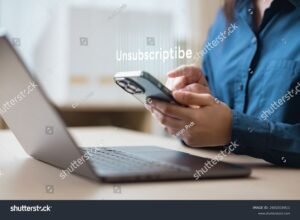 persona cancelando suscripcion en smartphone